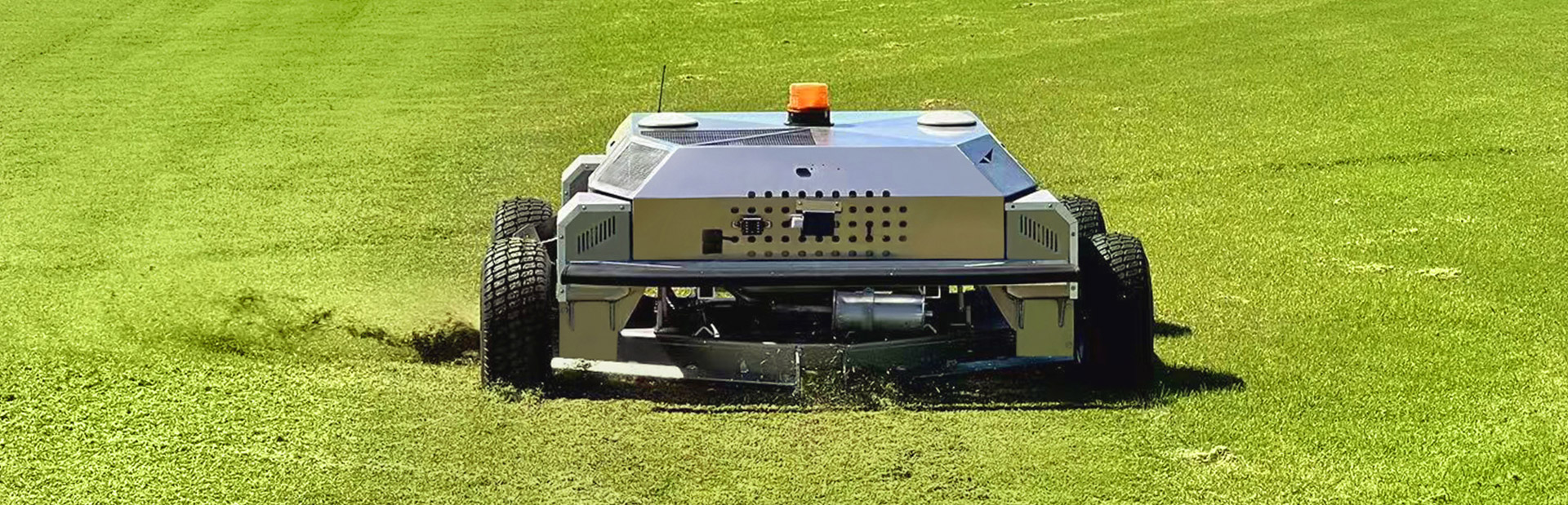 ätomo autonomous lawn mower in action